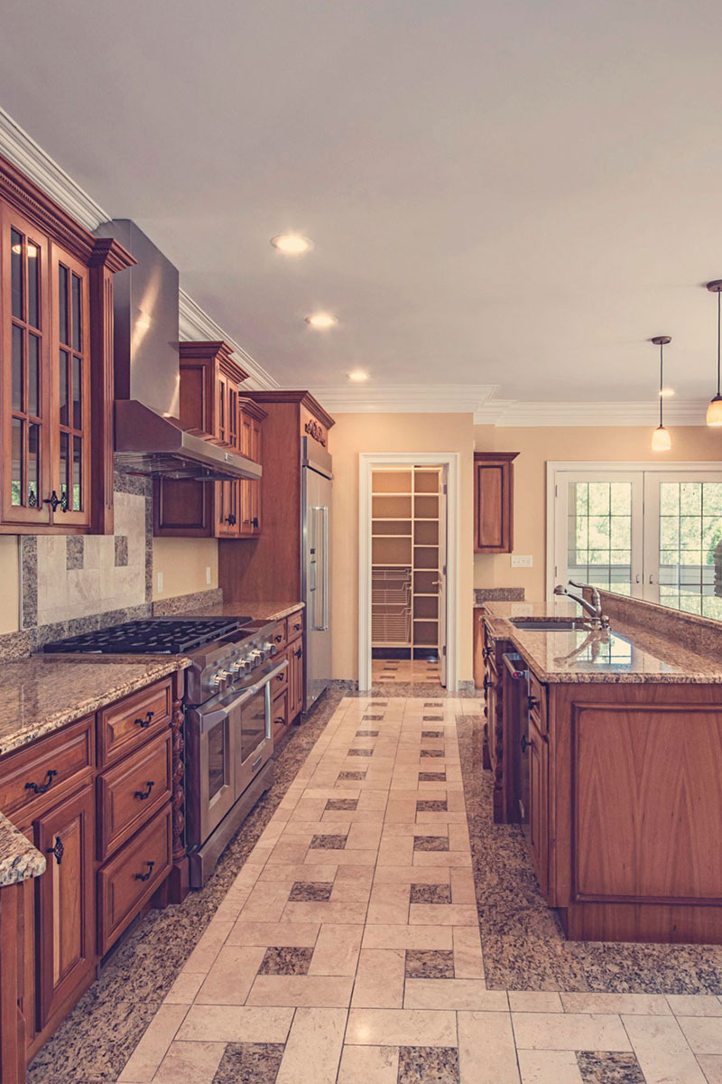 Classic kitchen by Lé Grandt Woodcraft